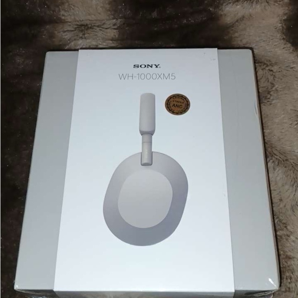 Sony WH-1000XM5 Headphones in Light Gray